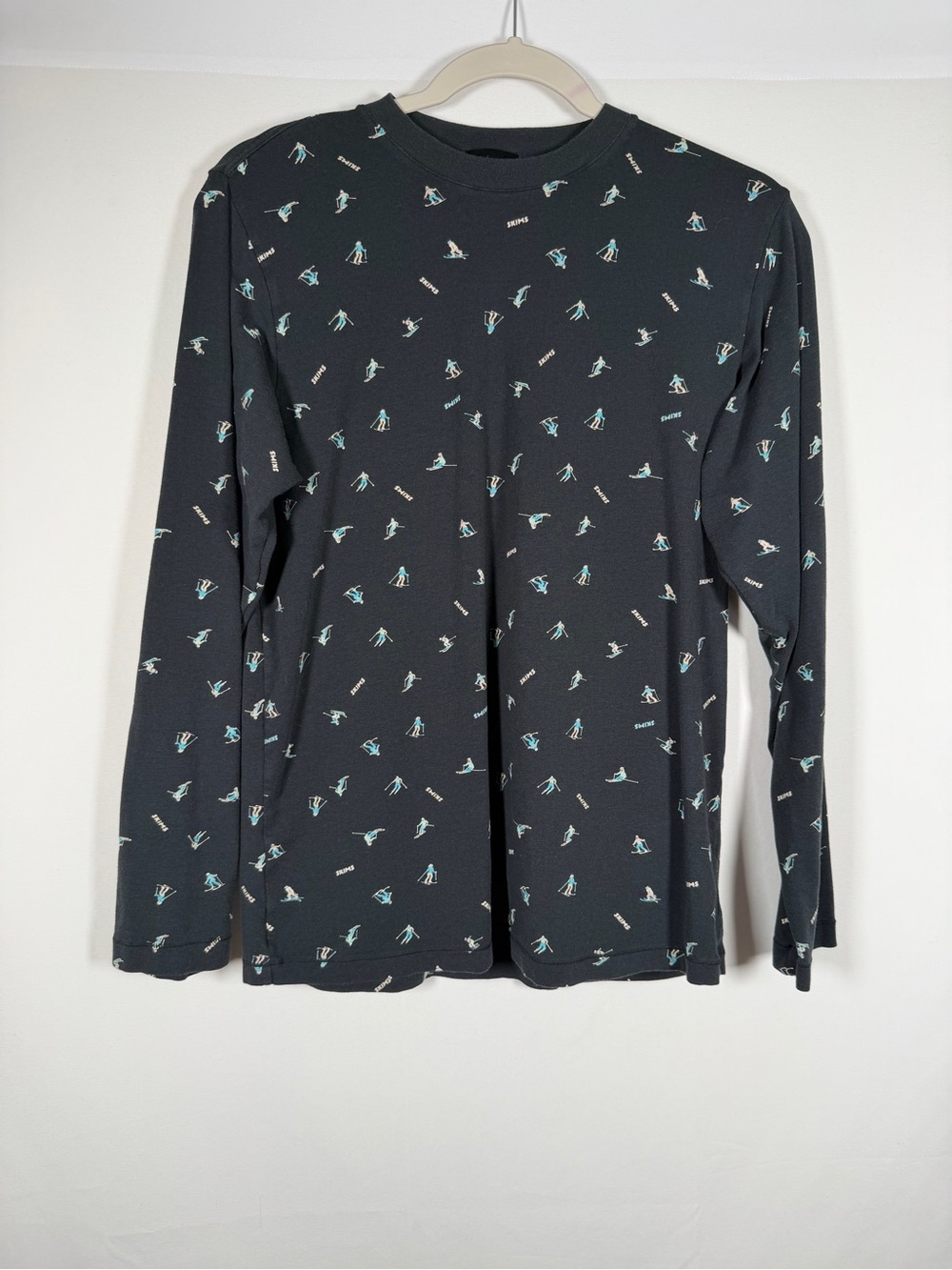 SKIMS Boyfriend Long-Sleeve T-Shirt Onyx Ski All Over Print - Baselayer, Winter